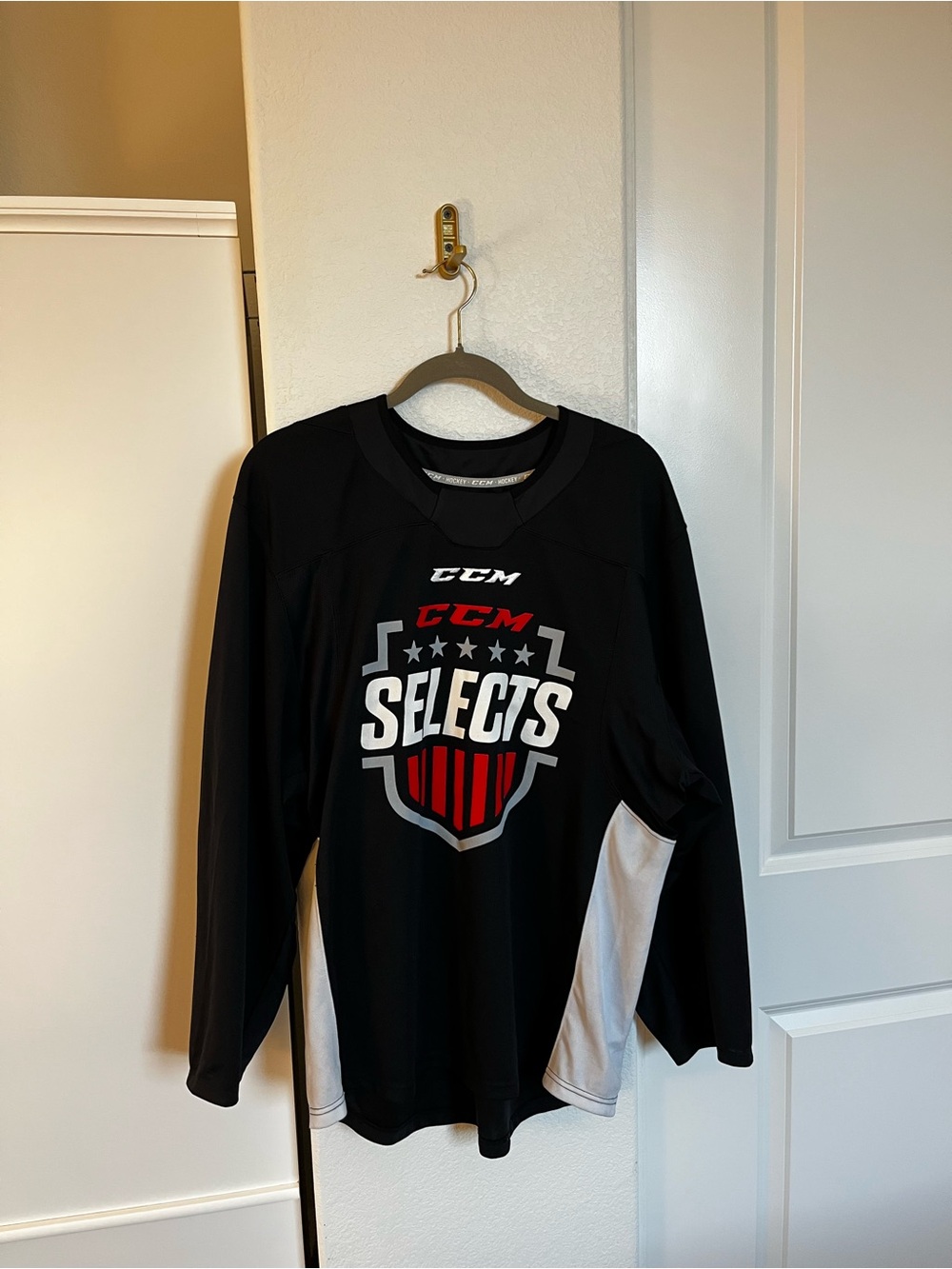 CCM Selects Hockey Jersey Men’s Small Black Long Sleeve Athletic Jersey